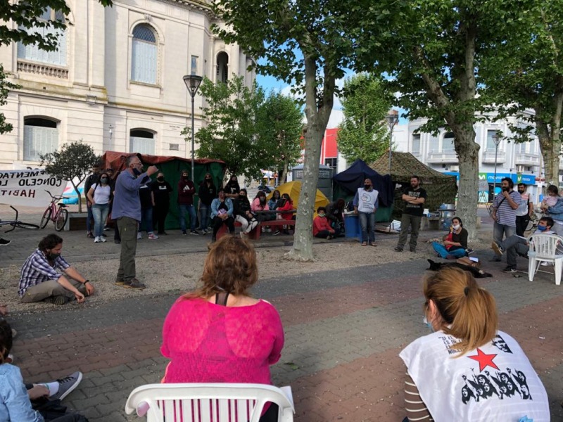Tras la asamblea, continuar el acampe por la vivienda
